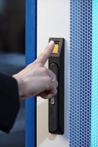 Serverkast met biometrische herkenning