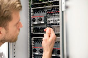 Motorbeveiliging met push-in- en veertechniek