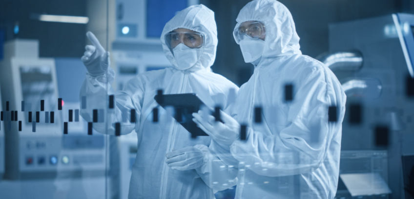 2 mensen in een cleanroom
