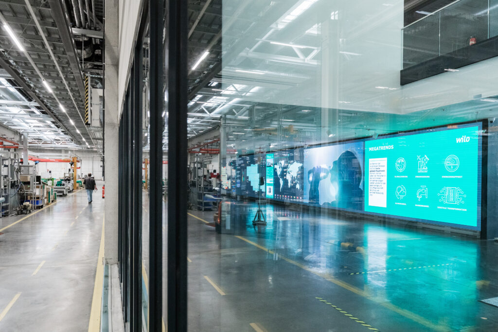 interieur nieuwe Wilofabriek met grote digitale schermen