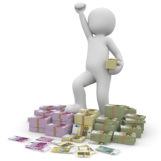 mannetje met stapels geld