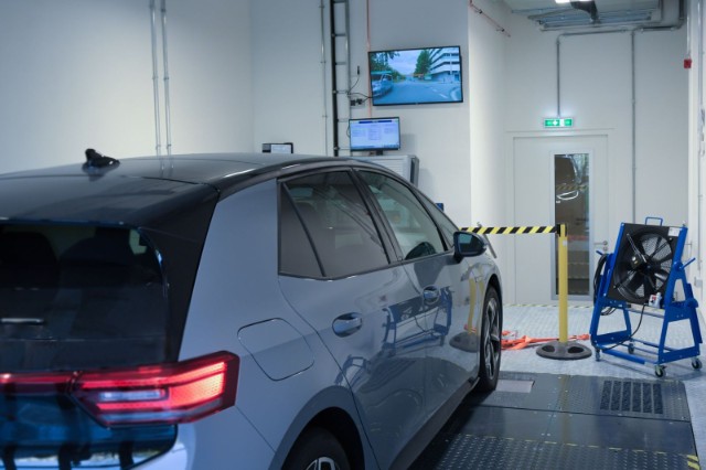 een auto in het Fraunhofer voertuig-in-the-loop-laboratorium