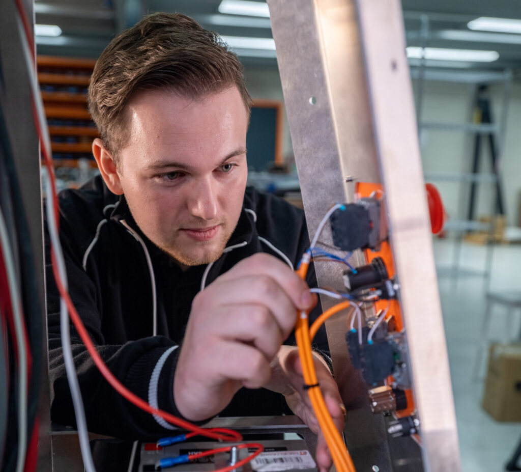 man aan het werk met elektra