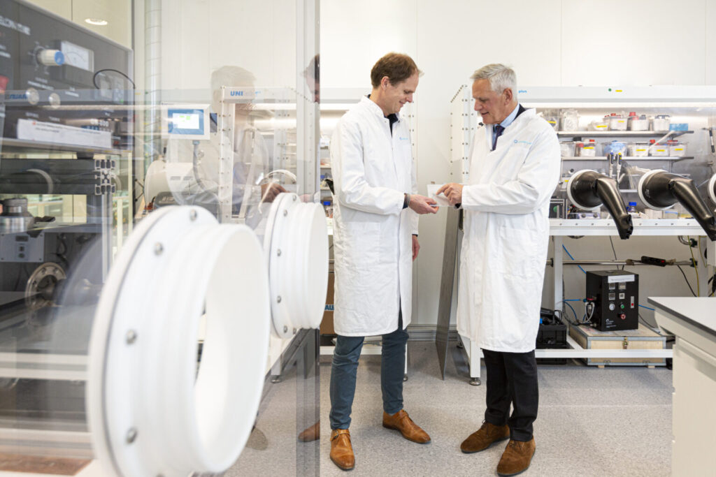 Christian Rood van LeydenJar geeft EIB-vicepresident Kris Peeters  uitleg over batterijtechnologie LeydenJar