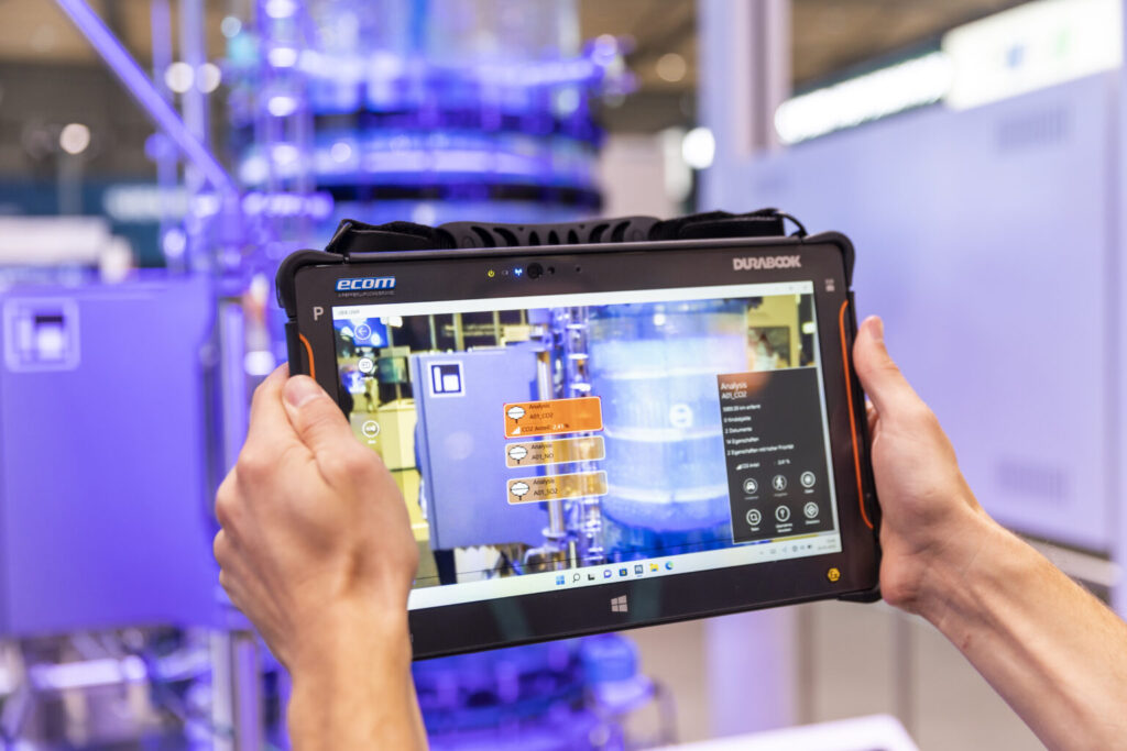 2 handen met digitaal scherm