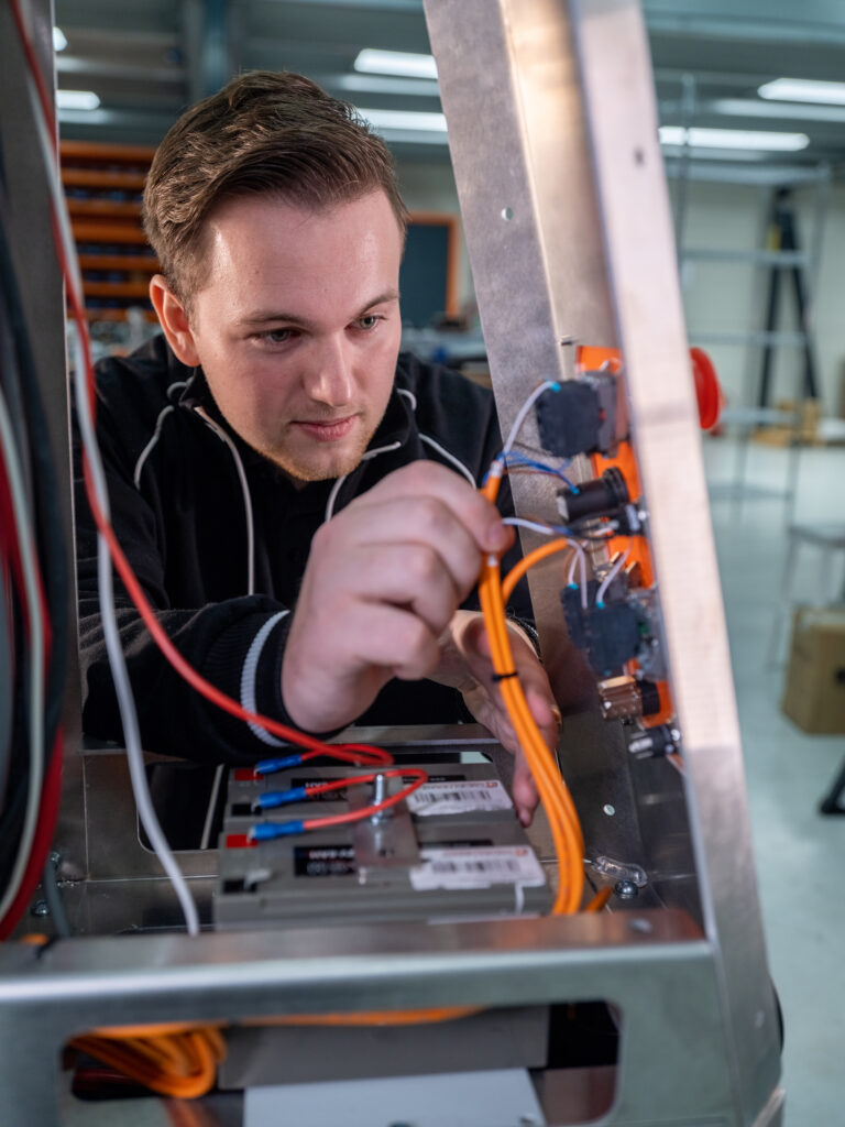 jongen sluit elektra aan