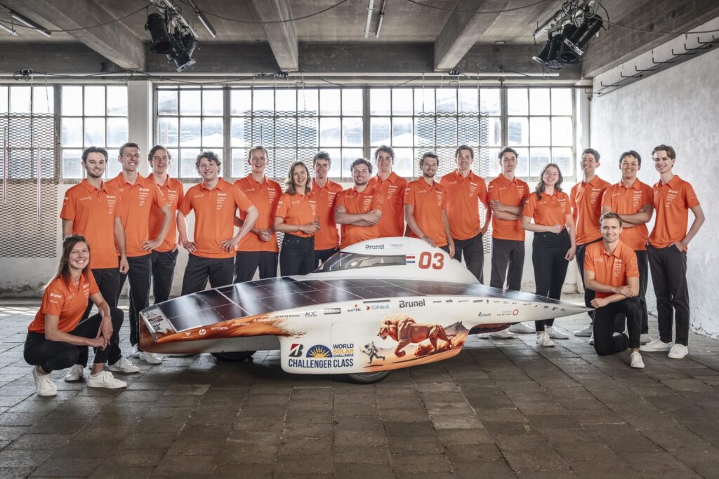 het Brunel Solar Team  met de Nuna12