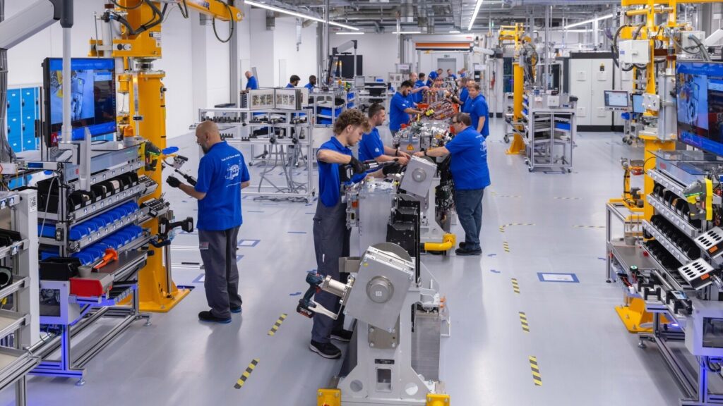 moderne fabriek met werknemers