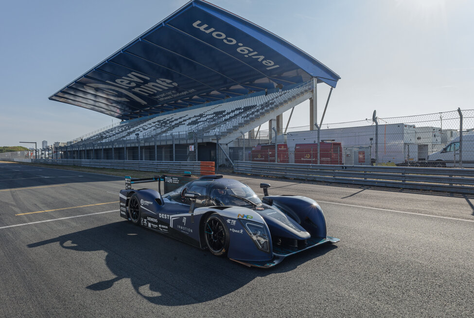 De elektrische raceauto van InMotion. 